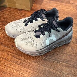 On Cloud Monster size 8